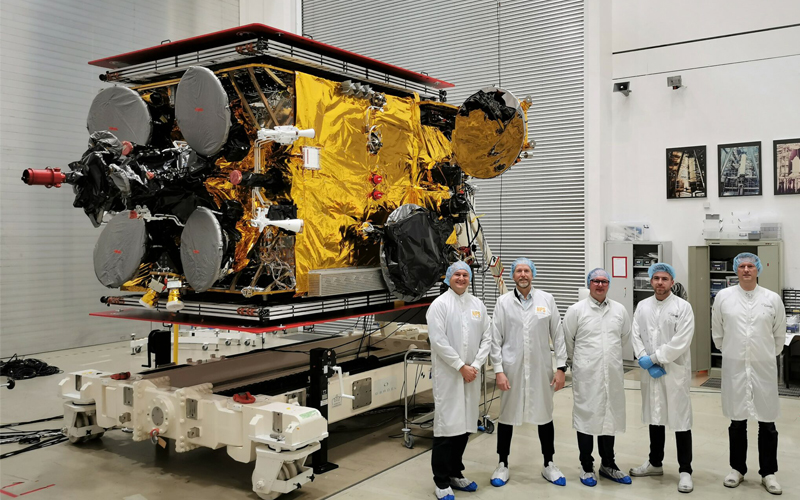 H2Sat mit ausgeklappter H2KAR Antenne und Team vom Antennen-Prime HPS GmbH 