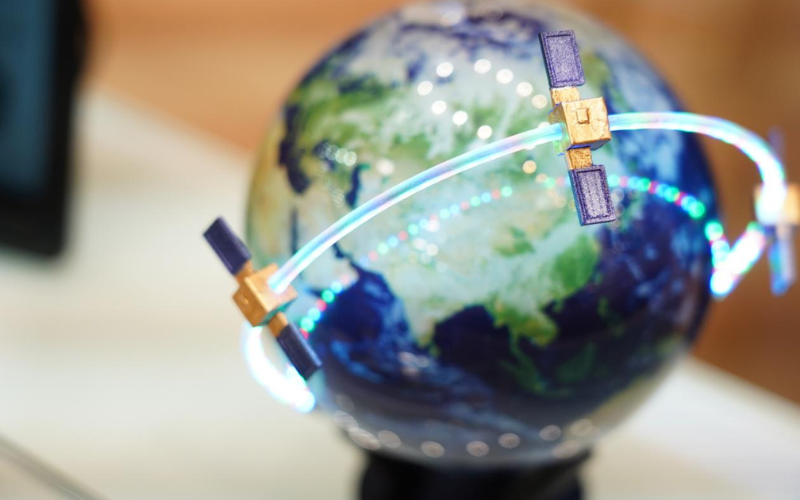 Bildunterschrift Bild 1: Auf der IdeenExpo 2026 können Besucher:innen am Stand des LZH in Halle 9, ausprobieren wie Satellitenkommunikation mit Licht funktioniert. (Foto: LZH)