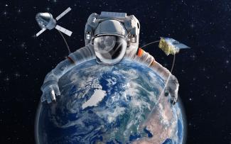 Zu sehen ist ein Astronaut, welcher sich über den Planeten Erde beugt.
